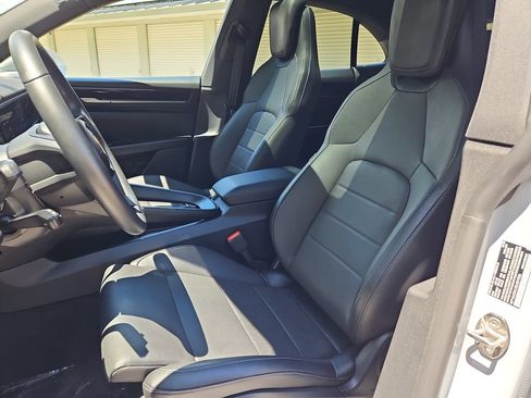 Certified 2025 Porsche Macan 4 Electric AWD/4WD image 9