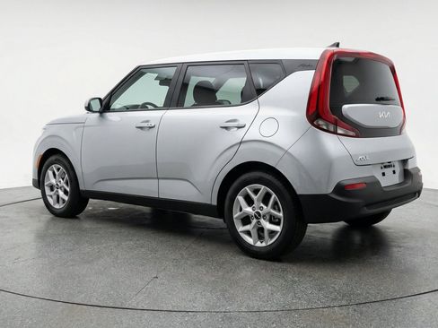Used 2025 Kia Soul LX w/ LX Technology Package FWD image 6