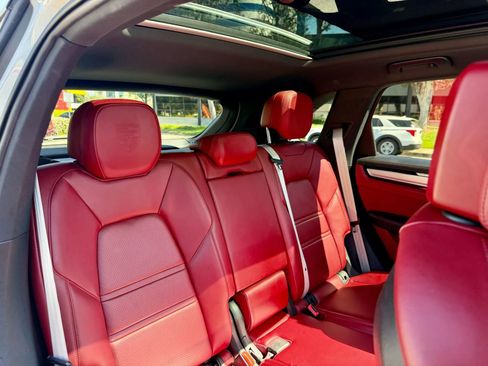 Used 2023 Porsche Cayenne Platinum Edition image 8