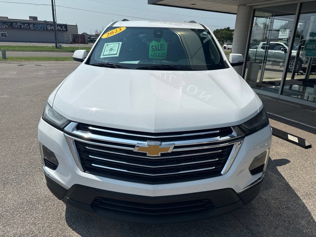 Used 2023 Chevrolet Traverse LT FWD image 2