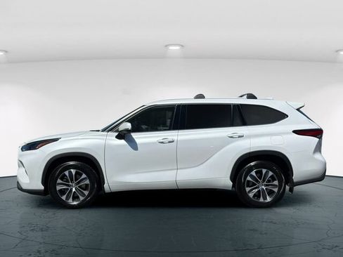 Used 2022 Toyota Highlander XLE AWD/4WD image 4