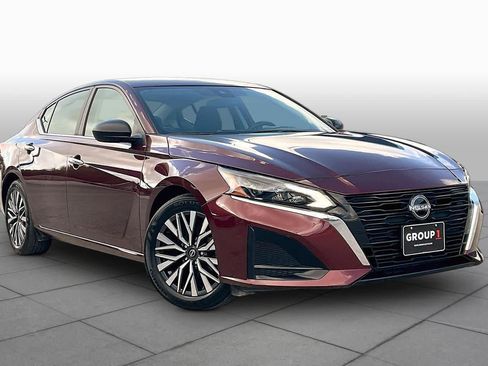 Used 2025 Nissan Altima 2.5 SV FWD image 3