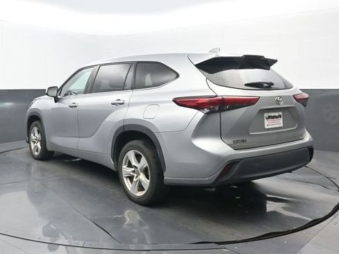 Used 2020 Toyota Highlander LE FWD image 3
