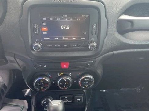 Used 2017 Jeep Renegade Trailhawk w/ Premium Trailhawk Package AWD/4WD image 18