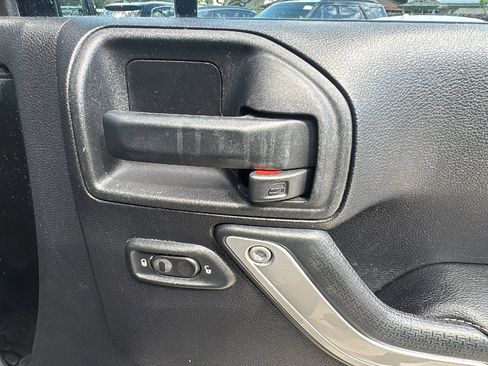 Used 2016 Jeep Wrangler Unlimited Rubicon image 31