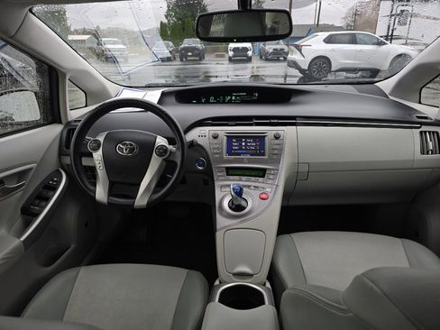 Used 2014 Toyota Prius Five image 19