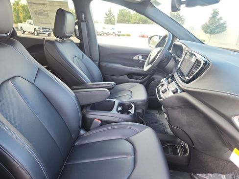 New 2025 Chrysler Pacifica Select image 20