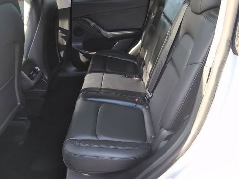 Used 2022 Tesla Model Y Long Range image 23