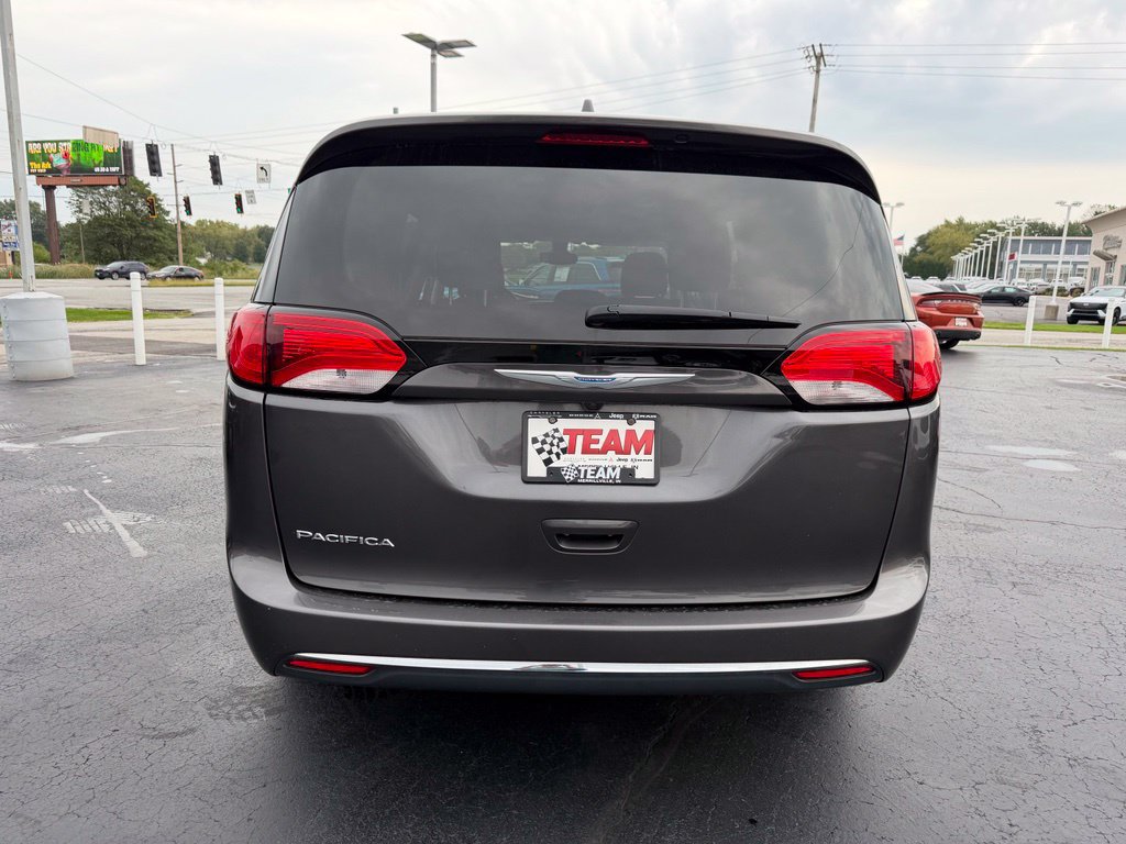 Used 2017 Chrysler Pacifica Touring Plus w/ Tire & Wheel Group FWD image 6