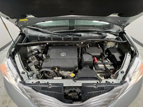Used 2015 Toyota Sienna XLE image 29