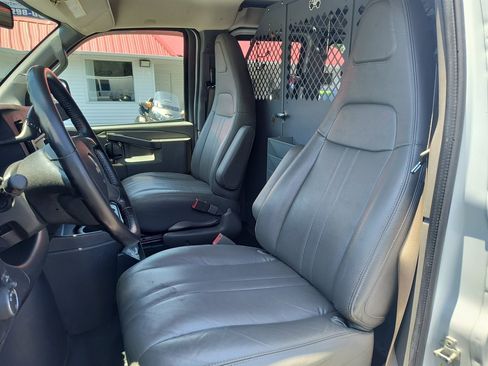 Used 2017 Chevrolet Express 2500 RWD image 15