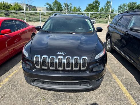 Used 2014 Jeep Cherokee Latitude w/ Comfort/Convenience Group FWD image 4
