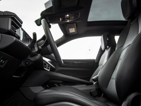 New 2026 Porsche Macan Electric RWD image 24