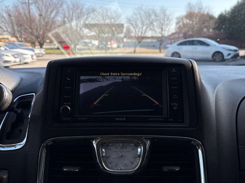 Used 2016 Chrysler Town & Country Touring image 17