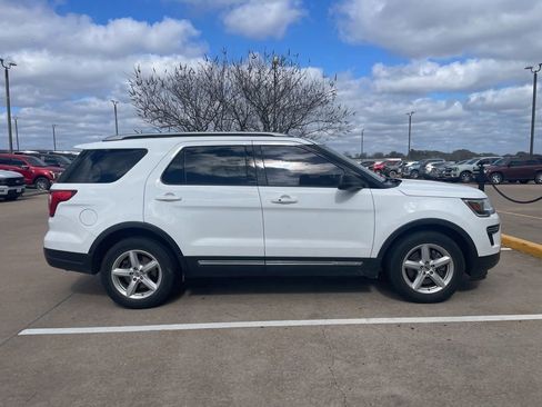 Used 2018 Ford Explorer XLT image 2