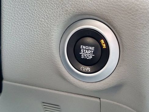 Used 2024 Chrysler Pacifica Limited FWD image 18