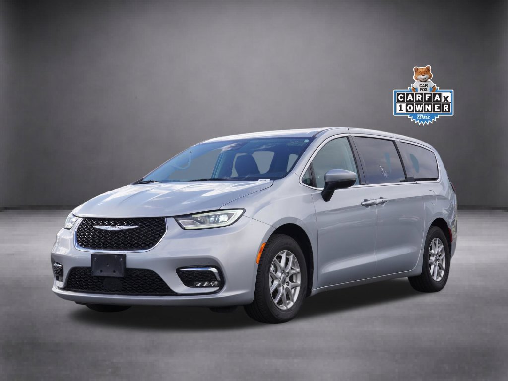 Used 2023 Chrysler Pacifica Touring-L FWD image 2
