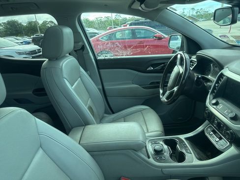 Used 2021 GMC Acadia SLT w/ Premium Package image 13