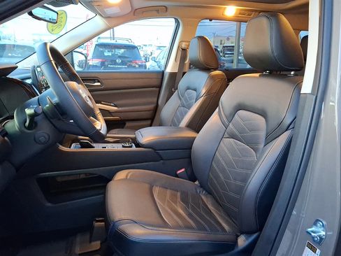 Certified 2024 Nissan Pathfinder Platinum image 13