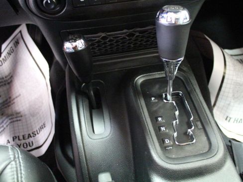 Used 2018 Jeep Wrangler Unlimited Sahara image 14