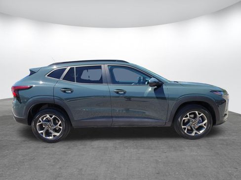 Used 2025 Chevrolet Trax LT FWD image 2