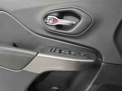 Used 2019 Jeep Cherokee Latitude Plus w/ Cold Weather Group image 29