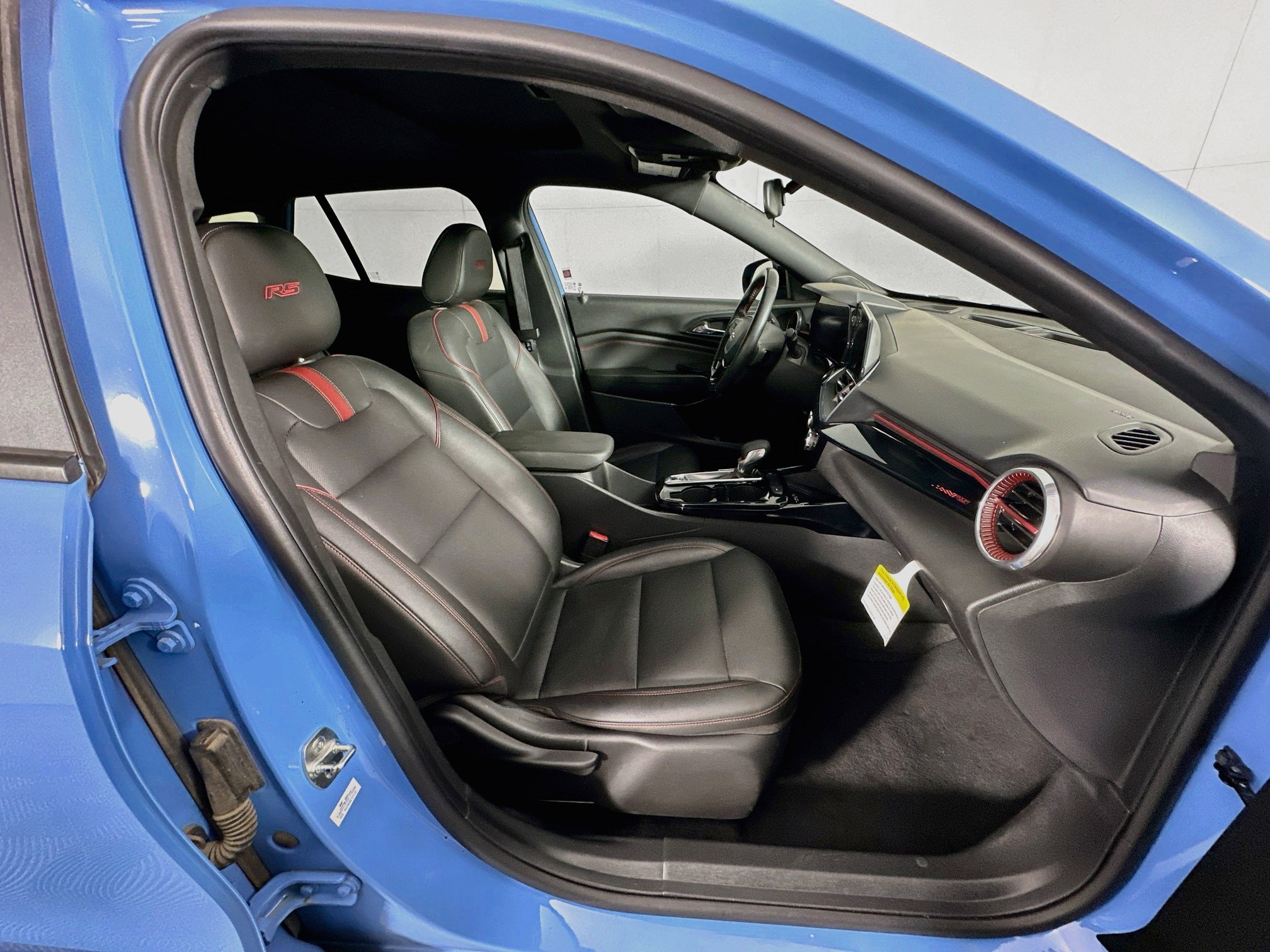 Used 2024 Chevrolet Trax RS w/ Sunroof Package FWD image 32