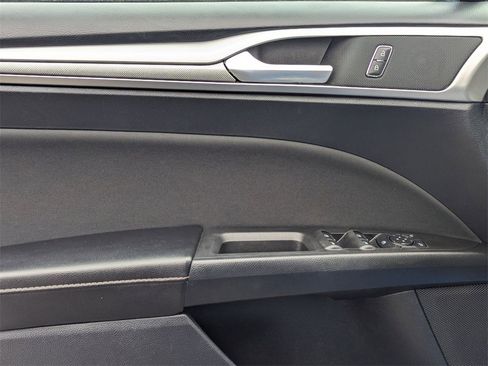 Used 2020 Ford Fusion SE image 12