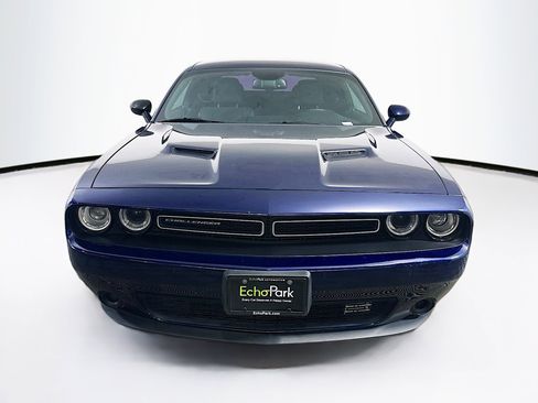 Used 2015 Dodge Challenger SXT image 2