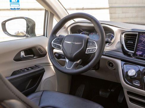 Used 2024 Chrysler Pacifica Limited FWD image 32
