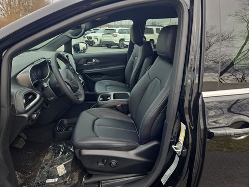 New 2026 Chrysler Pacifica Select AWD/4WD image 12