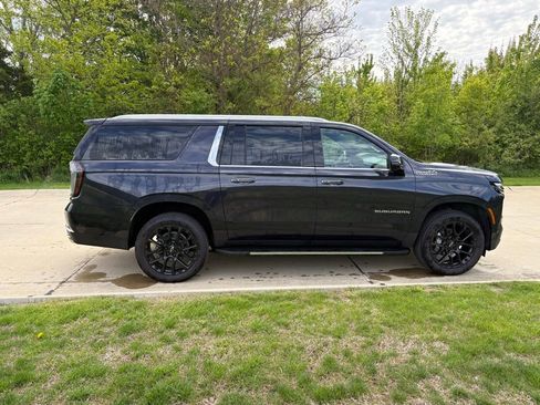 New 2026 Chevrolet Suburban High Country w/ Sun And Tow Package AWD/4WD image 10