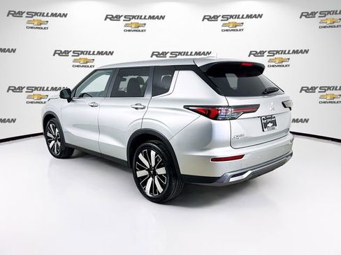 Used 2025 Mitsubishi Outlander SE image 5