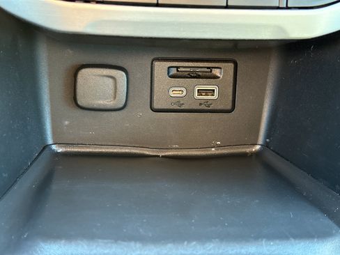 Certified 2023 GMC Acadia SLT w/ Preferred Package image 21