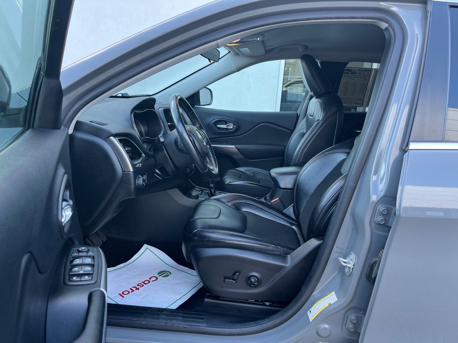 Used 2019 Jeep Cherokee Latitude Plus w/ Cold Weather Group AWD/4WD image 27