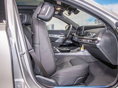 Used 2025 BMW i7 xDrive60 w/ Premium Package image 22