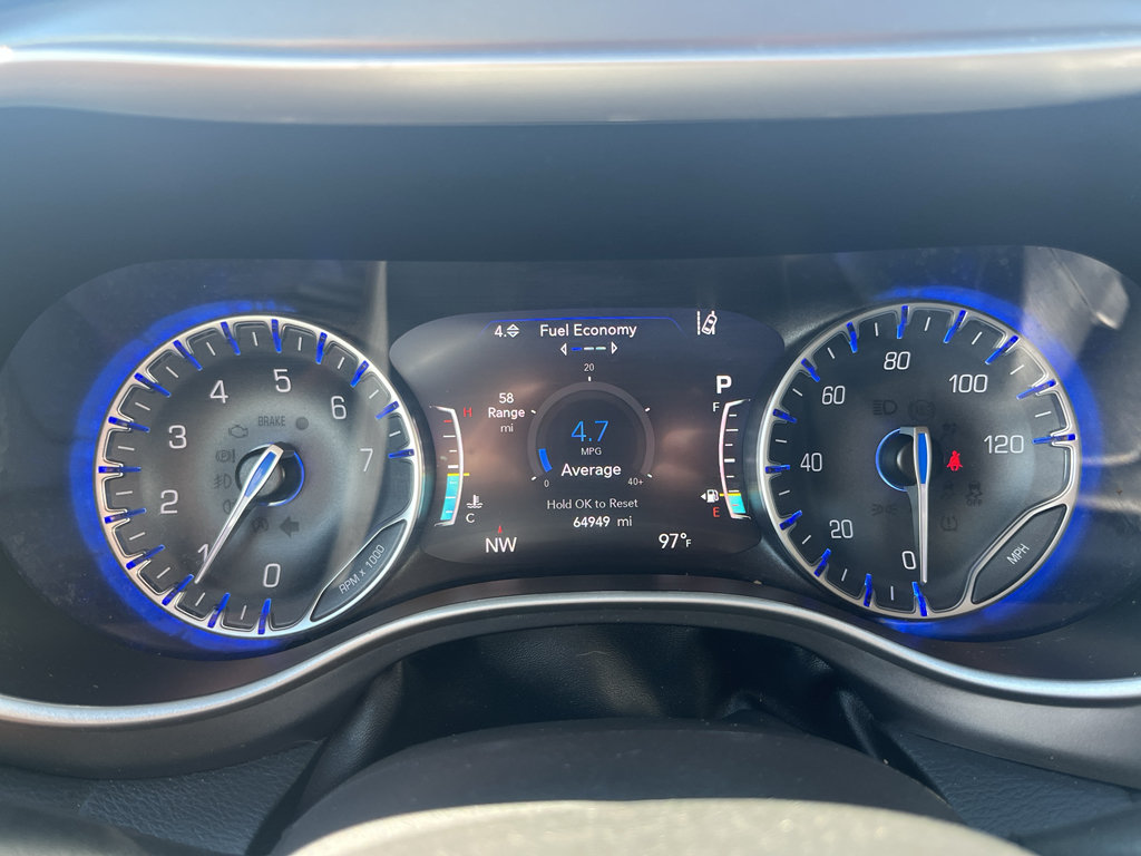 Used 2023 Chrysler Pacifica Touring-L FWD image 18