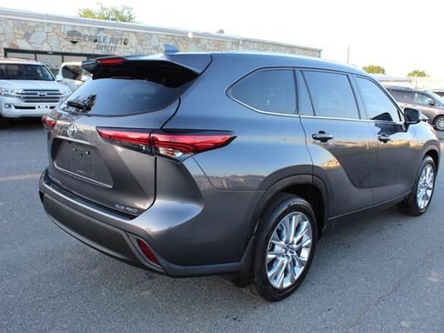 Used 2021 Toyota Highlander XLE AWD/4WD image 7