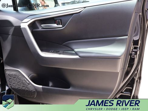 Used 2025 Toyota RAV4 XLE AWD/4WD image 8