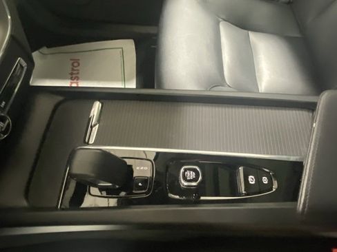 Certified 2025 Volvo XC60 B5 Core image 26