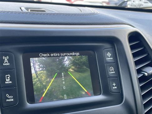 Used 2018 Jeep Cherokee Latitude w/ Altitude Package AWD/4WD image 24