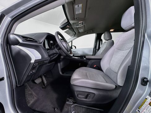 Certified 2025 Toyota Sienna LE FWD image 19