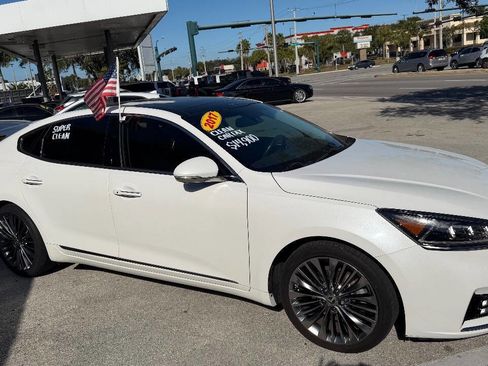 Used 2017 Kia Cadenza Limited image 3