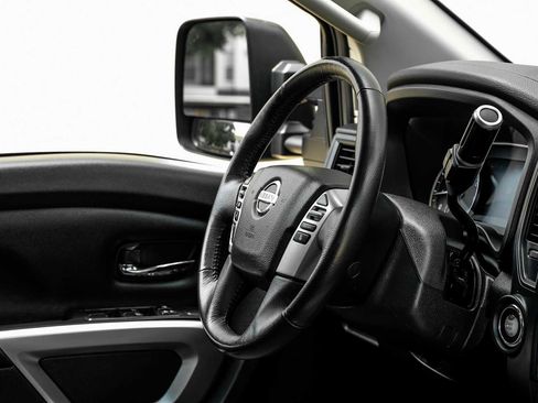 Used 2022 Nissan Titan SV w/ SV Convenience Package RWD image 18