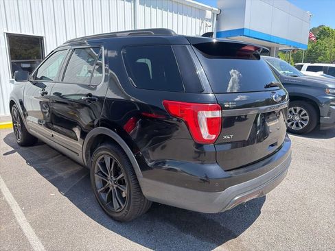Used 2017 Ford Explorer XLT w/ Equipment Group 202A image 8