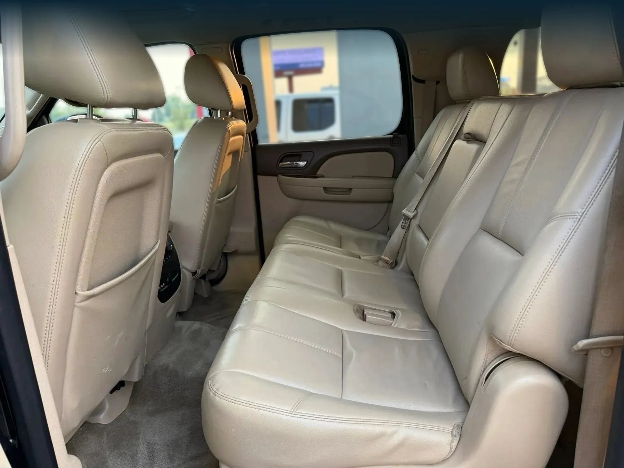 Used 2014 Chevrolet Suburban LT RWD image 21
