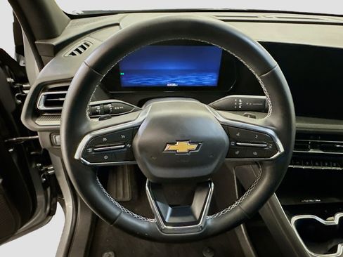 Used 2025 Chevrolet Traverse LT image 18