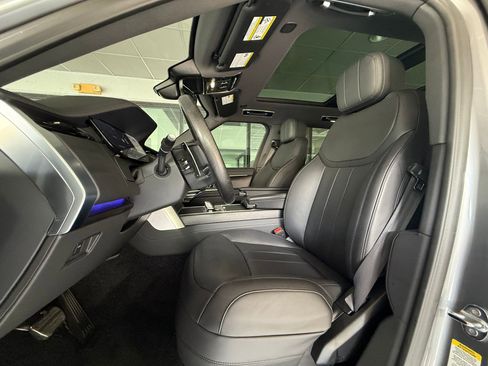 Used 2025 Land Rover Range Rover SE image 5
