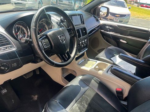 Used 2017 Dodge Grand Caravan SXT FWD image 14
