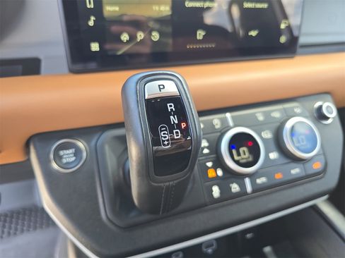 Used 2024 Land Rover Defender 110 X-Dynamic SE image 17